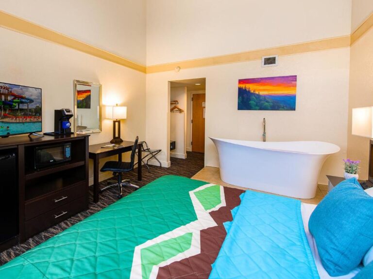 honeymoon suites at Country Cascades Waterpark Resort in pigeon forge