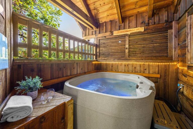 honeymoon suites at Do Not Disturb in pigeon forge