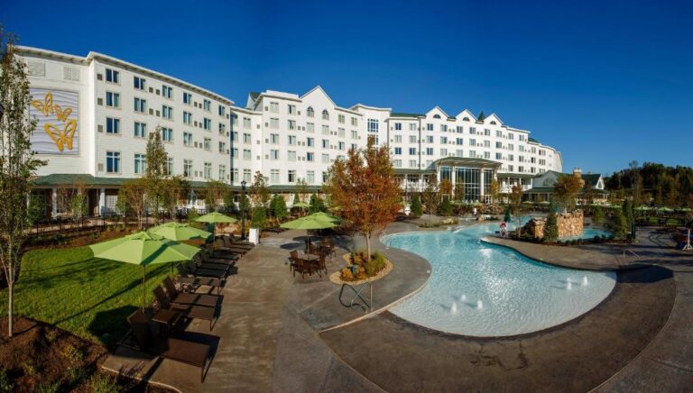 honeymoon suites at Dollywood's DreamMore Resort and Spa in pigeon forge