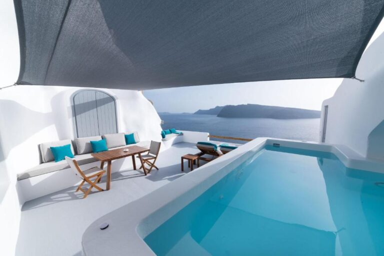 honeymoon suites at Maregio Suites in santorini