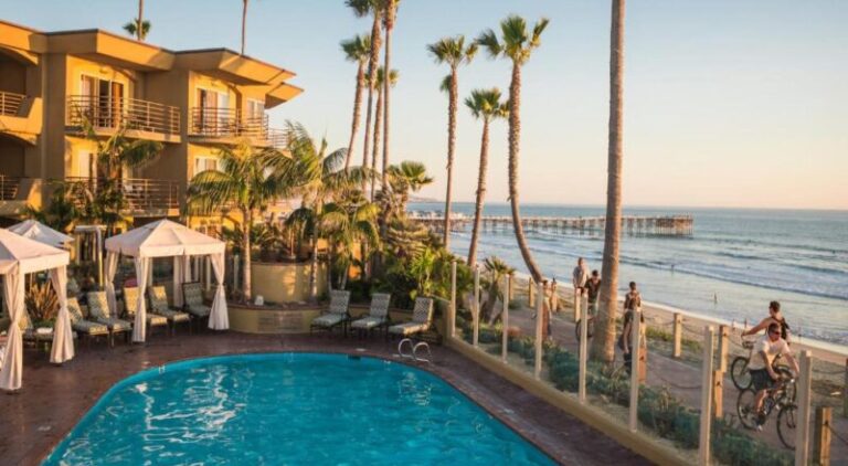 honeymoon suites at Pacific Terrace Hotel in san diego