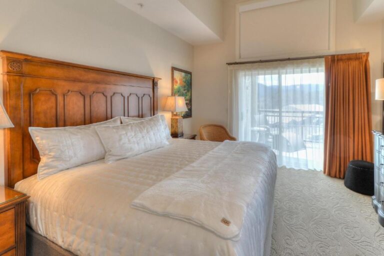 honeymoon suites at RiverStone Resort & Spa in pigeon forge