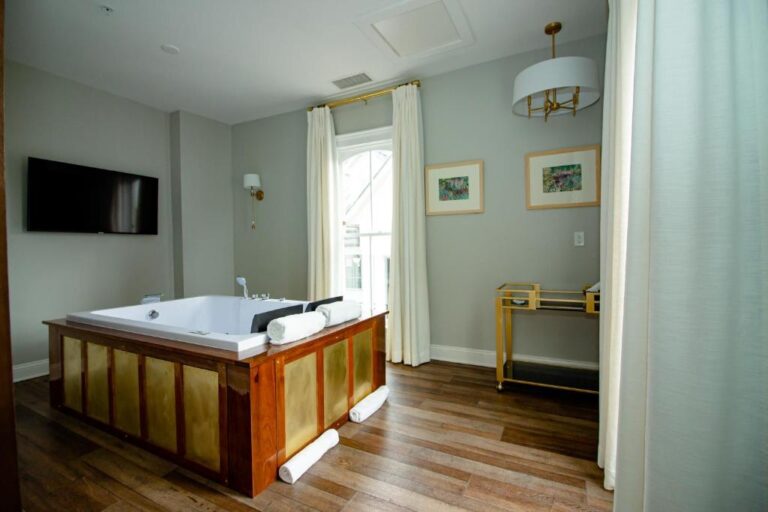 honeymoon suites at The Colonial Inn in raleigh