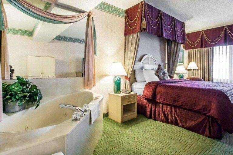 honeymoon suites in branson at Clarion Hotel Branson