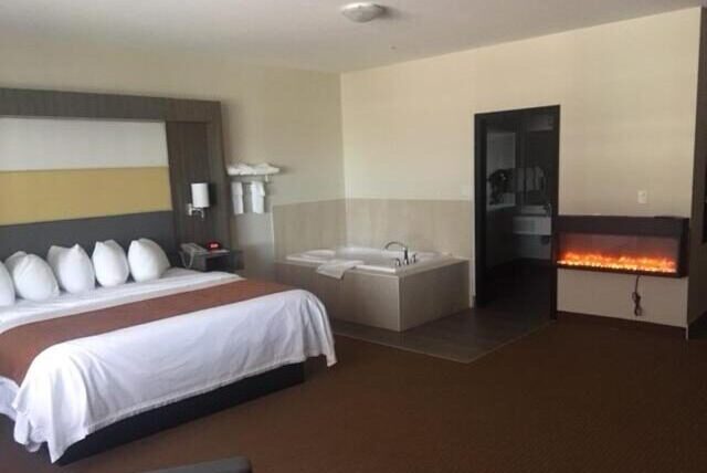 honeymoon suites in edmonton at Southfort Inn