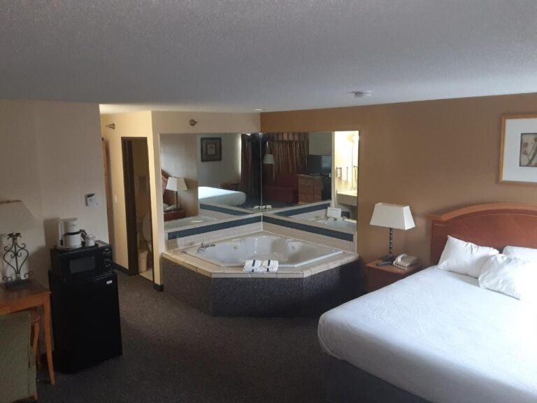 honeymoon suites in michigan at American Inn and Suites