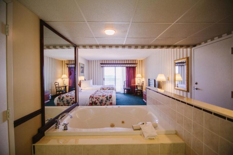 honeymoon suites in michigan at Bayshore Resort