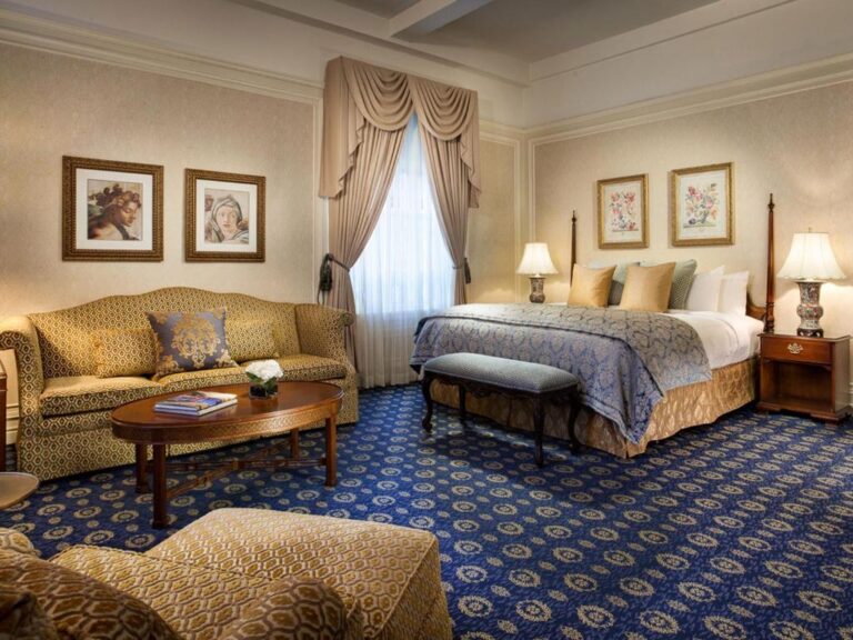 honeymoon suites in michigan in Amway Grand Plaza Hotel