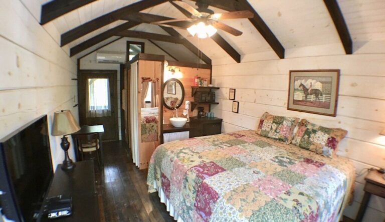 honeymoon suites in pigeon forge at Tiny Home Cottage