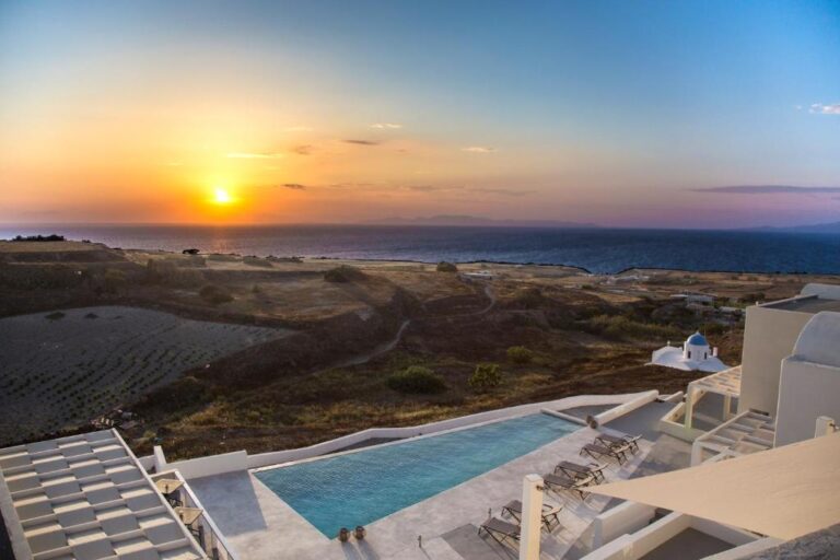 honeymoon suites in santorini at Aplai Dome