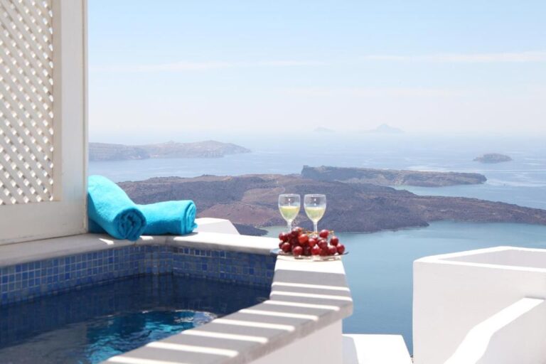 honeymoon suites in santorini at Whitedeck Santorini