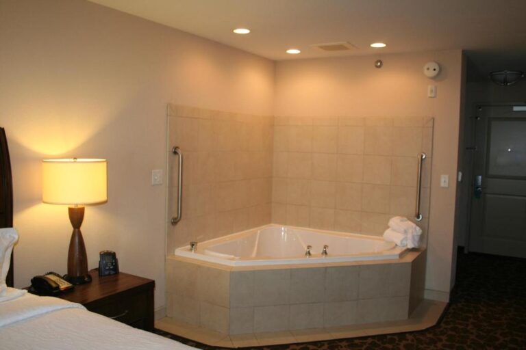 hotel with hot tub in room in concord (2)