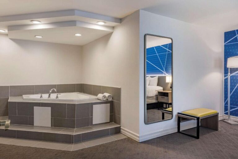 hotel with private jacuzzi tub in albany