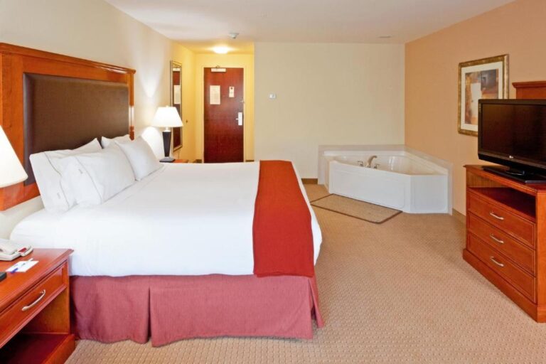 hotels with jacuzzi tub in room in albany 2