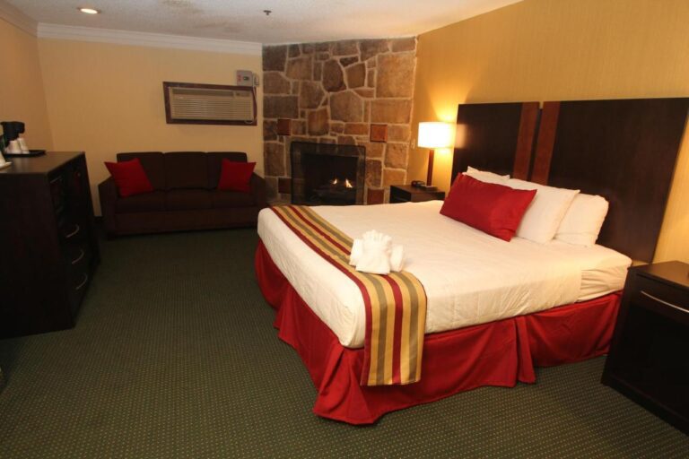 Black Bear Inn & Suites with indoor pool in gatlinburg 2