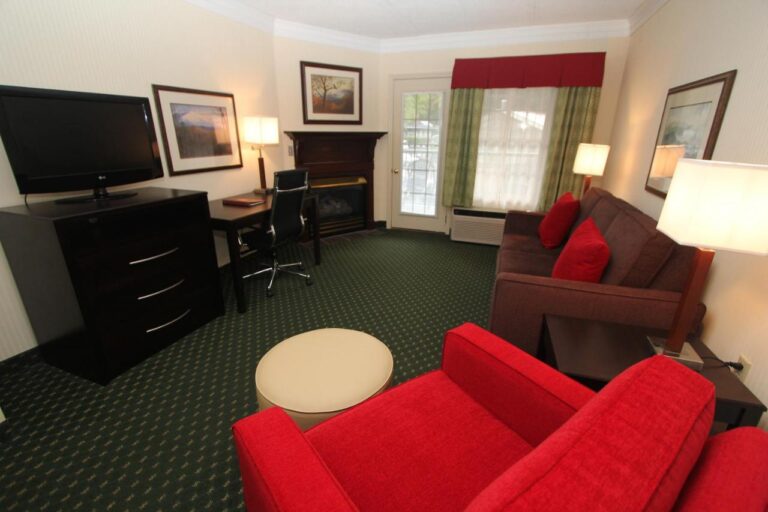 Black Bear Inn & Suites with indoor pool in gatlinburg 3