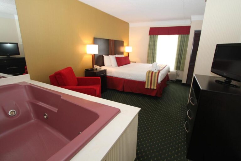 Black Bear Inn & Suites with indoor pool in gatlinburg 5