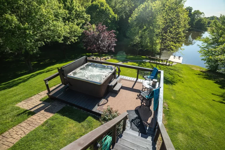 Cabin in Southern Illinois - Hot Tub 2