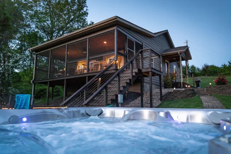 Cabin in Southern Illinois - Hot Tub