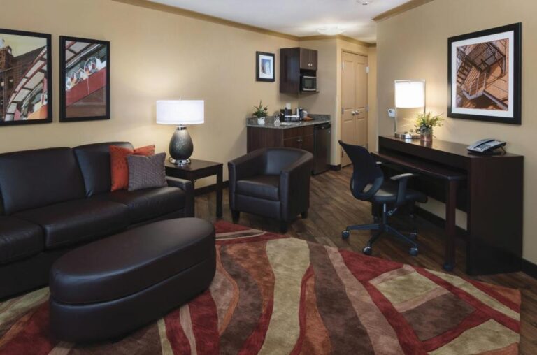 ClubHouse Hotel & Suites - King Suite 2