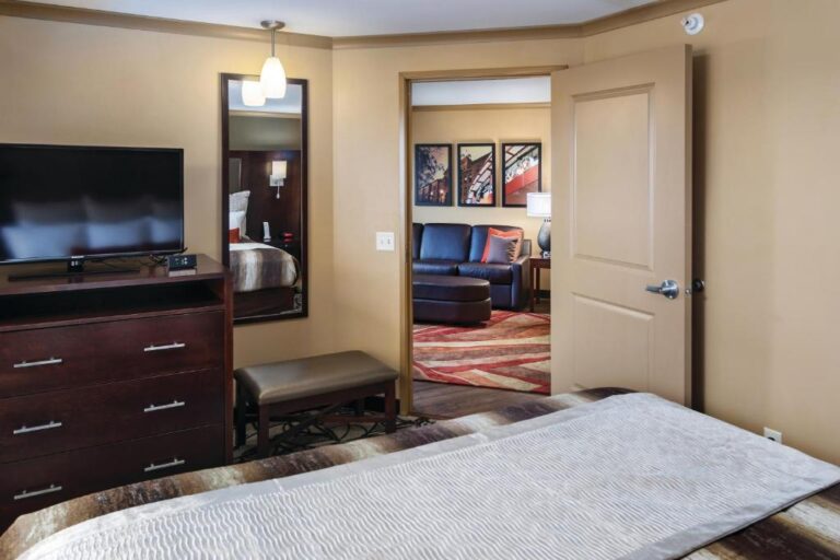 ClubHouse Hotel & Suites - King Suite