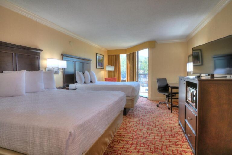 Edgewater Hotel and Conference Center with indoor pool in gatlinburg 3