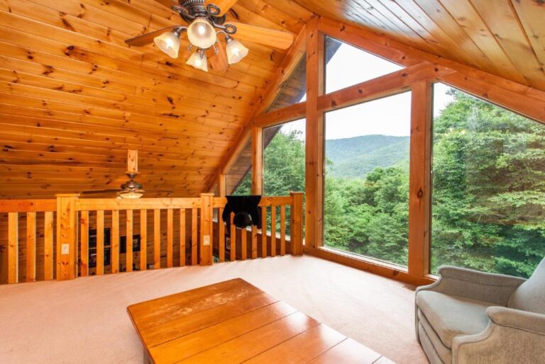 Exceptional Hot Tub Accommodation for Couples in Asheville 3