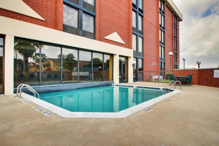 GreenTree Hotel - Houston Hobby Airport with indoor pool in houston 4