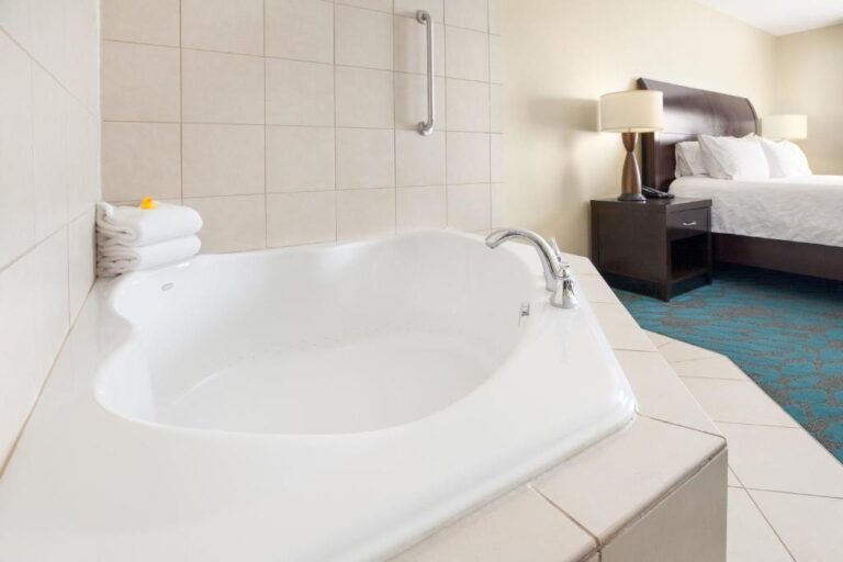 Hilton Garden Inn Fargo - King Room with Spa Bath