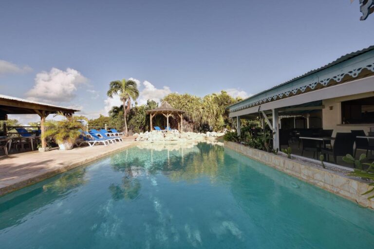 Hostellerie des châteaux caribbean hotel near nudist beach