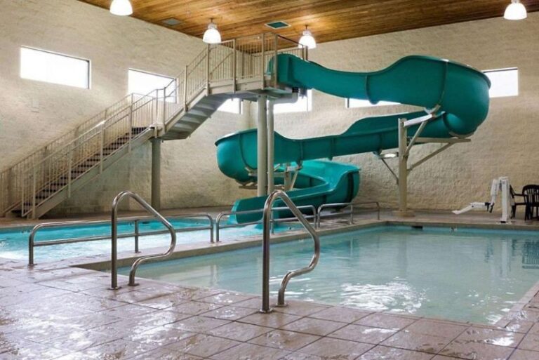 Hot Tub Hotels for Couples in Bismarck 3
