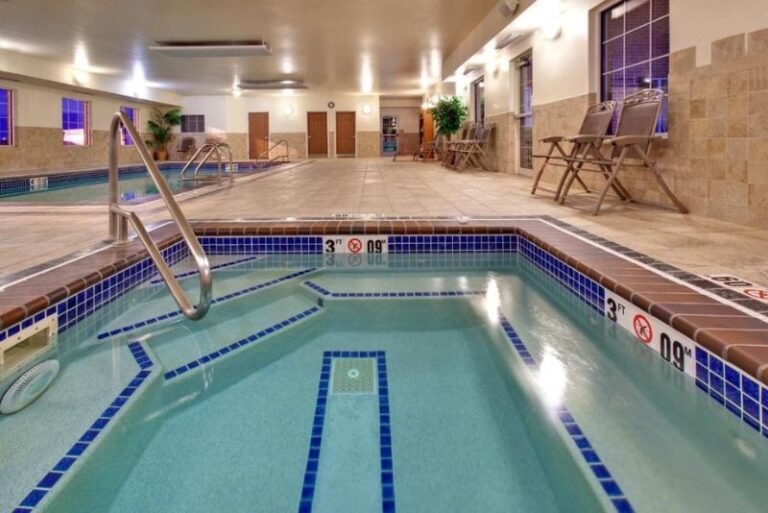 Hot Tub Hotels in Sioux Falls 5