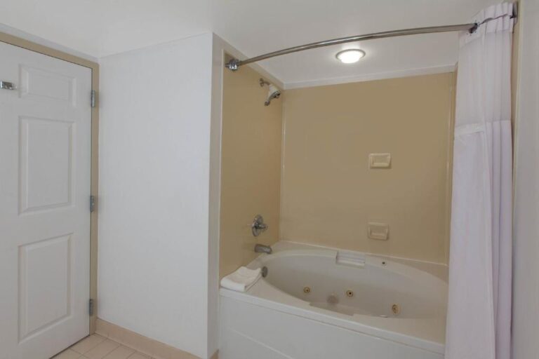 Hotel Room with Private Jacuzzi Tub - Oklahoma City 3