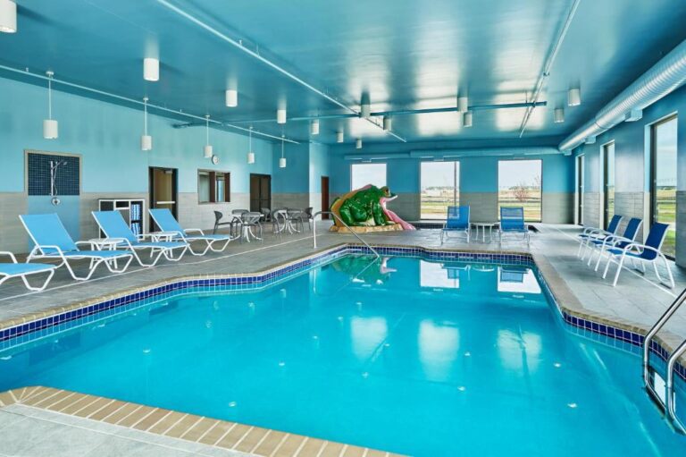 Hotel for Couples in Fargo with Hot Tub 2