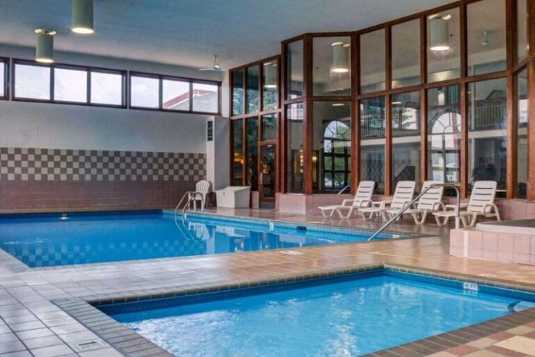 Hotel for Couples with Hot Tub in Grand Forks 2