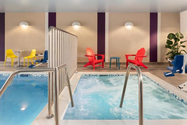 Hotel with Hot Tub - Bismarck - Home2 Suites By Hilton