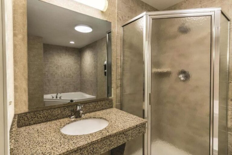 Hotels for Couples in Fargo with Spa Bath in Room 2