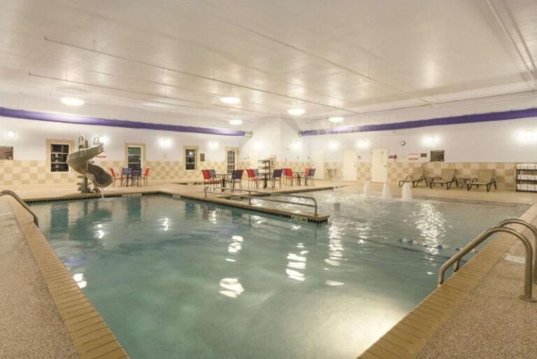 Hotels for Couples in Fargo with Spa Bath in Room