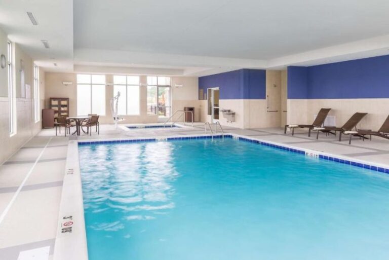 Hotels for Couples with Hot Tub - Canton 2