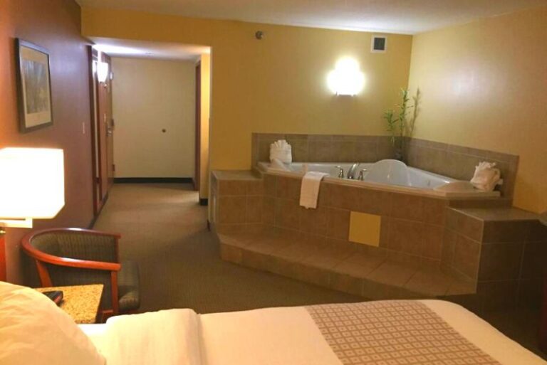 Hotels for Couples with Hot Tub in Room - Grand Forks 3