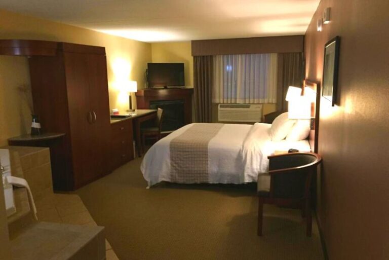 Hotels for Couples with Hot Tub in Room - Grand Forks 4