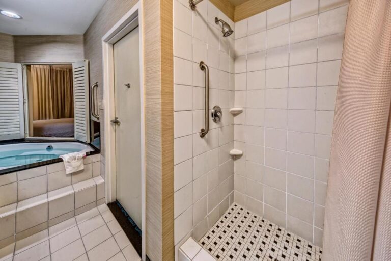 Hotels for Couples with Hot Tub in Room - Oklahoma City 3