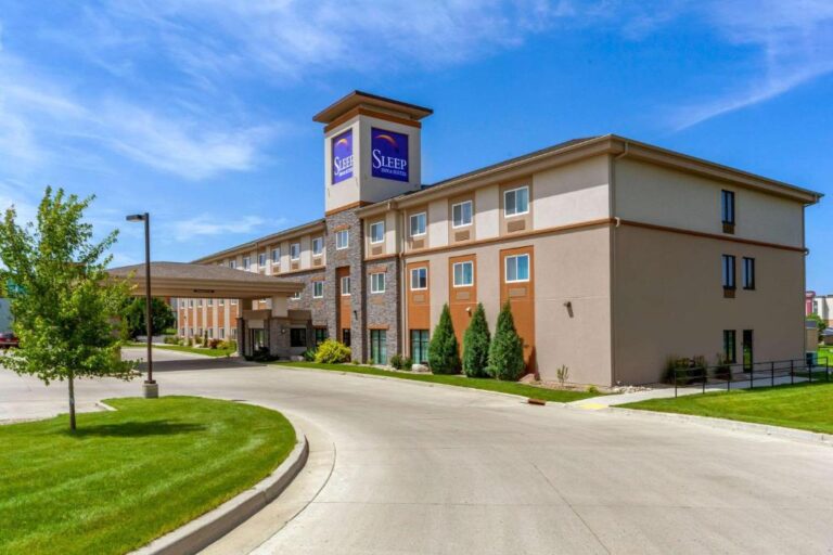 Hotels for Couples with Hot Tub in Room - Sleep Inn & Suites Bismarck
