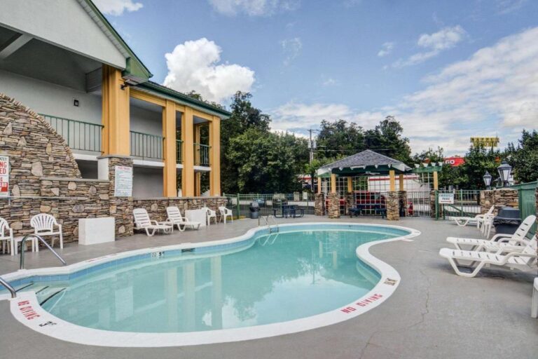Hotels in Asheville with Jacuzzi Tub in Room - Quality Inn & Suites Biltmore East 2
