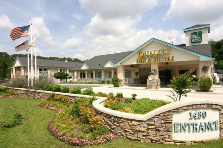 Hotels in Asheville with Jacuzzi Tub in Room - Quality Inn & Suites Biltmore East