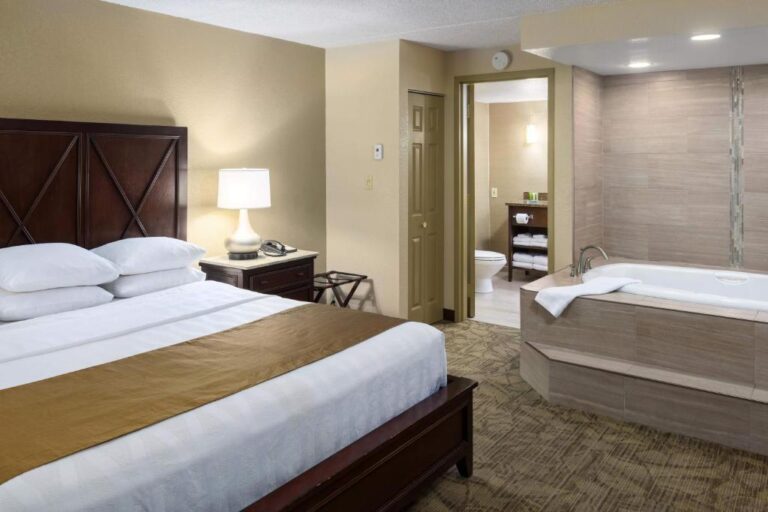 Hotels in Bismarck with Private Jetted Tubs - Bismarck Hotel and Conference Center 3