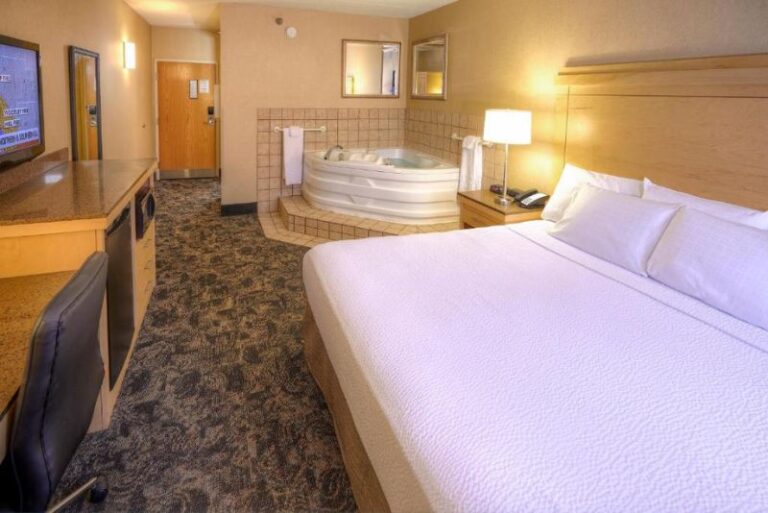 Hotels in Dayton with Hot Tub in Room 3