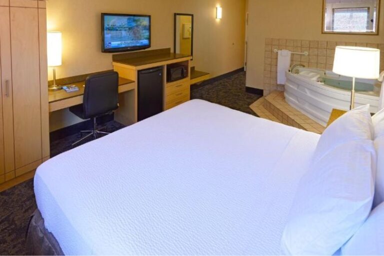 Hotels in Dayton with Hot Tub in Room 4