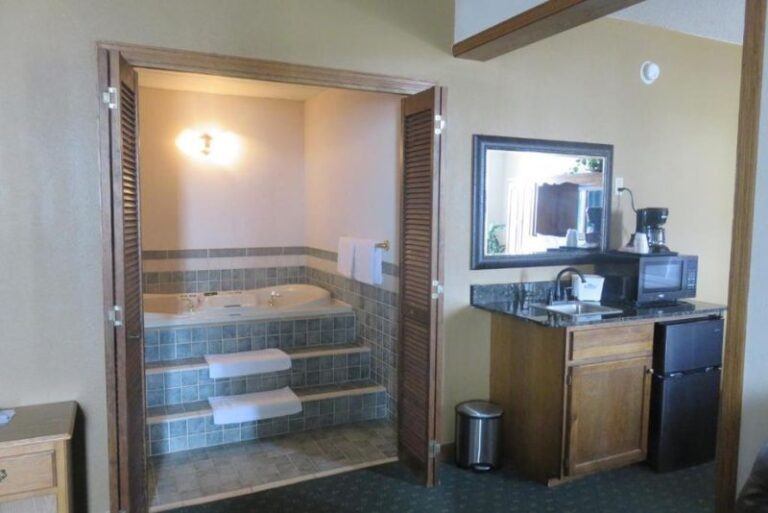 Hotels in Fargo with Private Jetted Tub 4