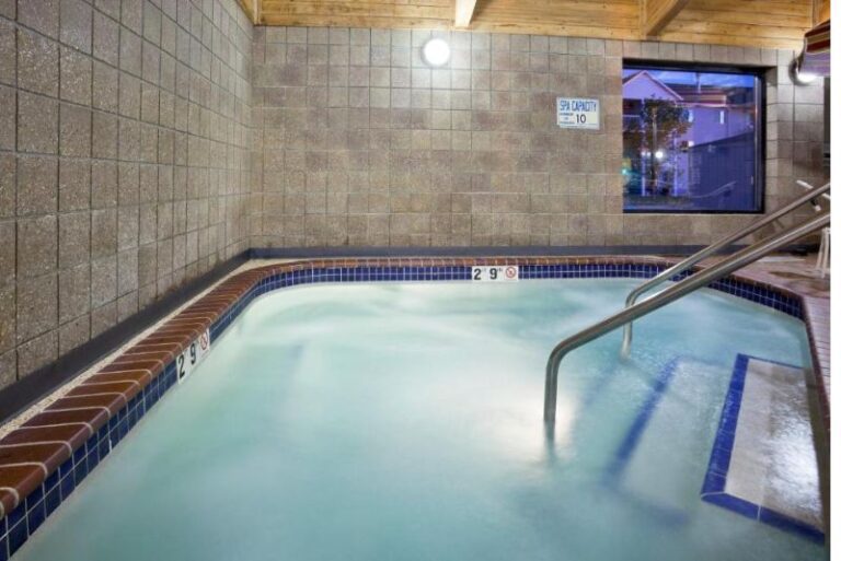 Hotels in Fargo with in-room Hot Tub 2